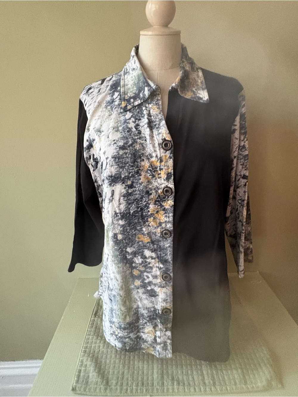Parsley & Sage Black and Marble-Print Mixed Panel Button Down Top LG